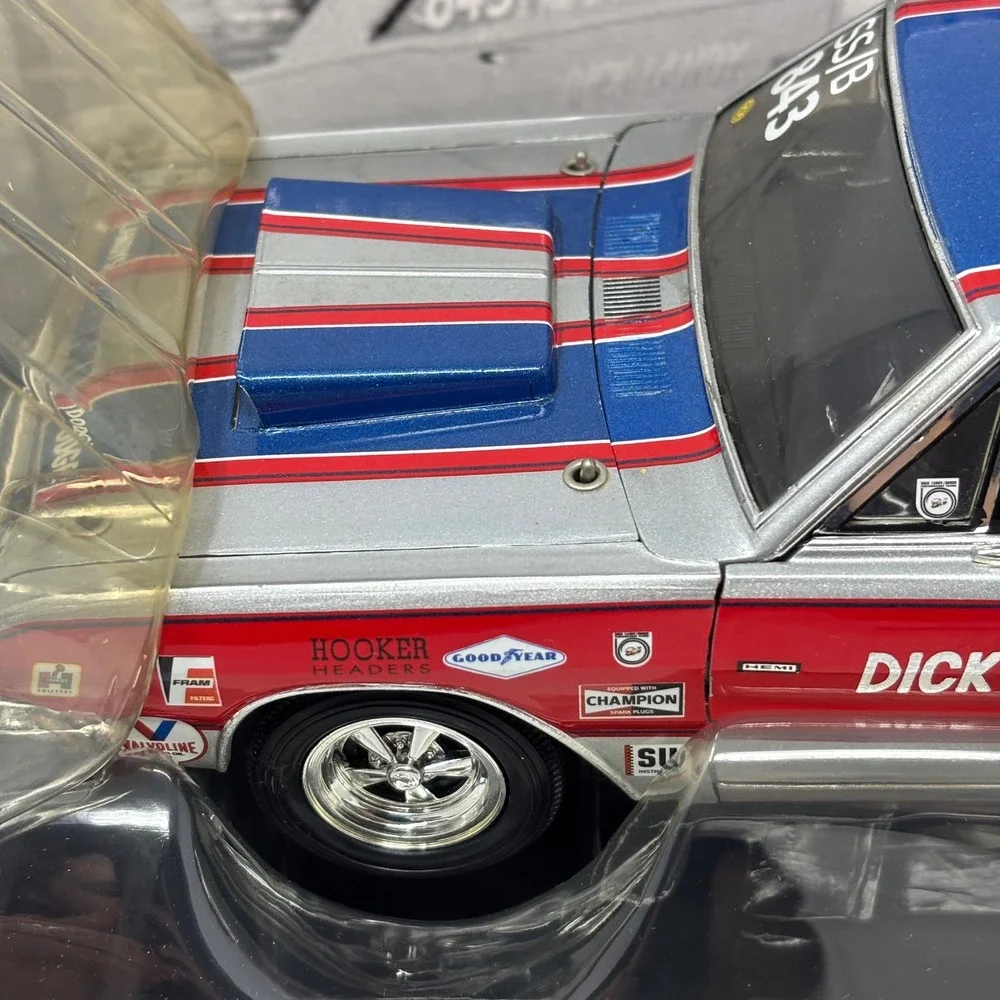 ERTL Supercar Collectibles 1968 Dick Landy Dodge Hemi Dart SS/B 1:18 Issue #2